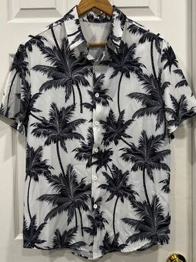 NWOT Men’s Hawaiian Shirt Size Large